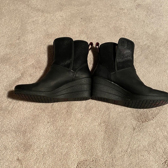 Ugg Renetta shearling lined black bootie - Picture 2 of 14